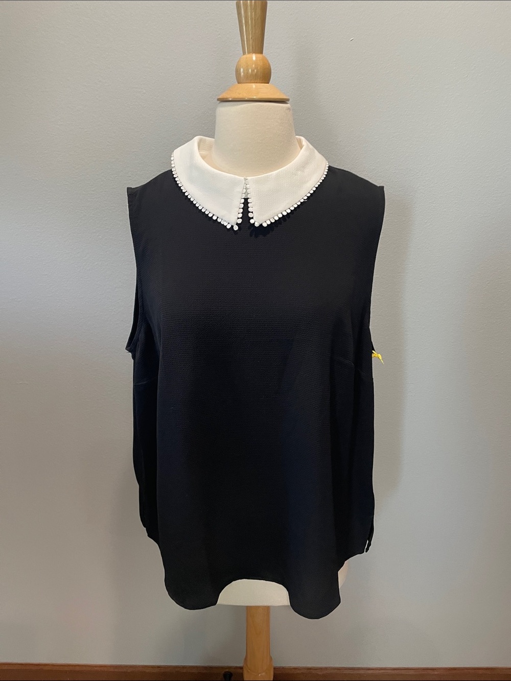 CeCe Black Sleeveless Blouse with White Trim Collar 1X NWT